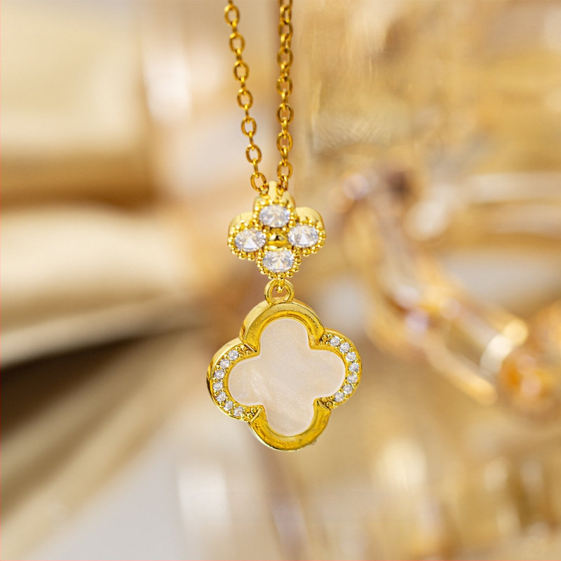 Titano plieno kaklo vėrinys su keturių lapų dobilu pakabuku, varinis įdėtas su cirkoniais, mikro įtvirtinimas, grandinėlė Flash o chain