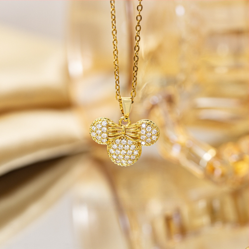 Titano plieno kaklo vėrinys su keturių lapų dobilu pakabuku, varinis įdėtas su cirkoniais, mikro įtvirtinimas, grandinėlė Flash o chain