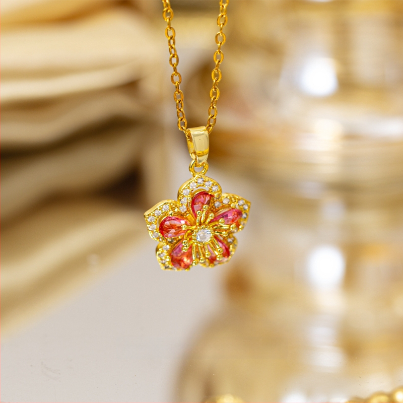 Titano plieno kaklo vėrinys su keturių lapų dobilu pakabuku, varinis įdėtas su cirkoniais, mikro įtvirtinimas, grandinėlė Flash o chain