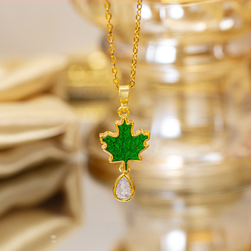 Titano plieno kaklo vėrinys su keturių lapų dobilu pakabuku, varinis įdėtas su cirkoniais, mikro įtvirtinimas, grandinėlė Flash o chain