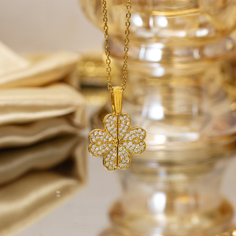 Titano plieno kaklo vėrinys su keturių lapų dobilu pakabuku, varinis įdėtas su cirkoniais, mikro įtvirtinimas, grandinėlė Flash o chain