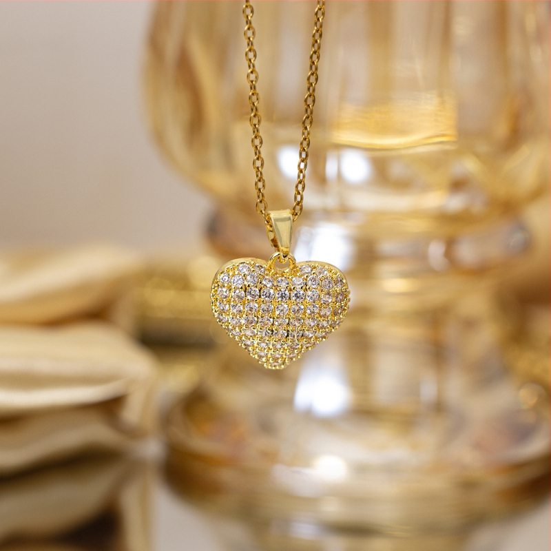 Titano plieno kaklo vėrinys su keturių lapų dobilu pakabuku, varinis įdėtas su cirkoniais, mikro įtvirtinimas, grandinėlė Flash o chain