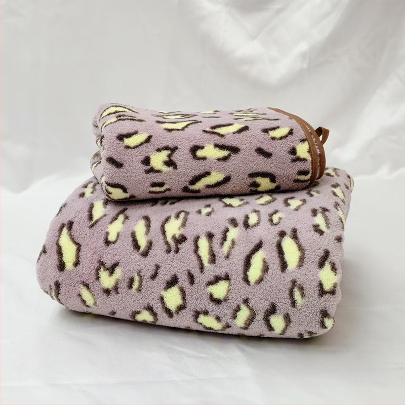 Leopardų spausdinimo koralinis fliso rankšluostis su pakabiniu dizainu, mažo svorio iki 100 g, 150D