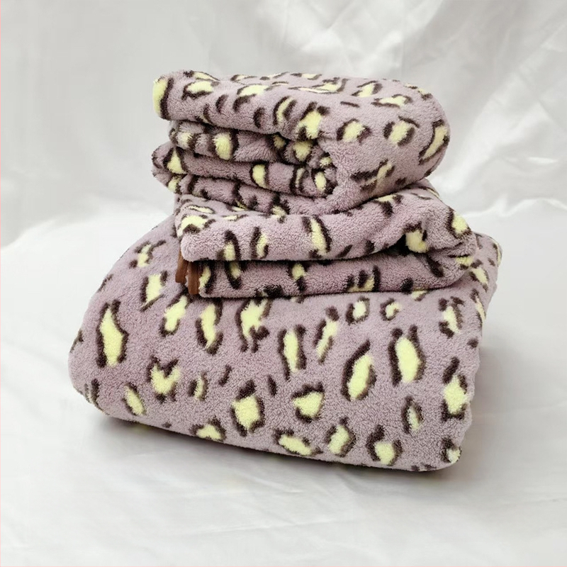 Leopardų spausdinimo koralinis fliso rankšluostis su pakabiniu dizainu, mažo svorio iki 100 g, 150D