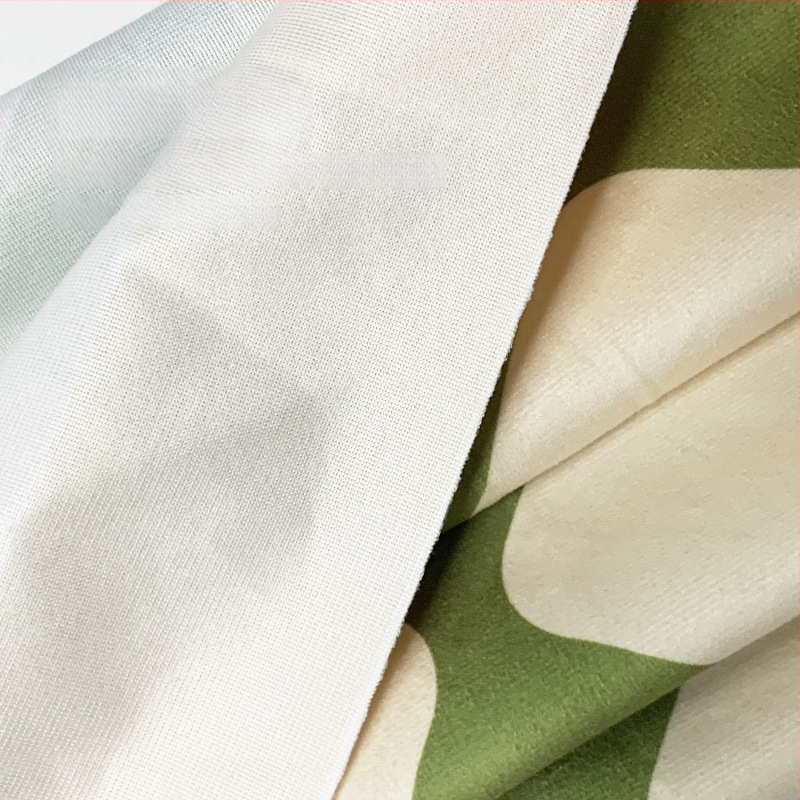 Televizoriaus spintelės staltiesė - stačiakampė, audinys, raukšlių atsparumas, paprastas ir modernus stilius, geometrinis raštas