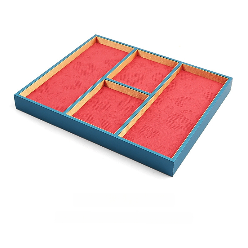 Üheosaline juveelide näitamiplokk PU nahast, PU naha korpuse ja tikitud brokaatkanga, ühe kihiline, kunstiline stiil, õmblustehnika