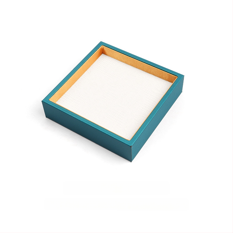 Üheosaline juveelide näitamiplokk PU nahast, PU naha korpuse ja tikitud brokaatkanga, ühe kihiline, kunstiline stiil, õmblustehnika