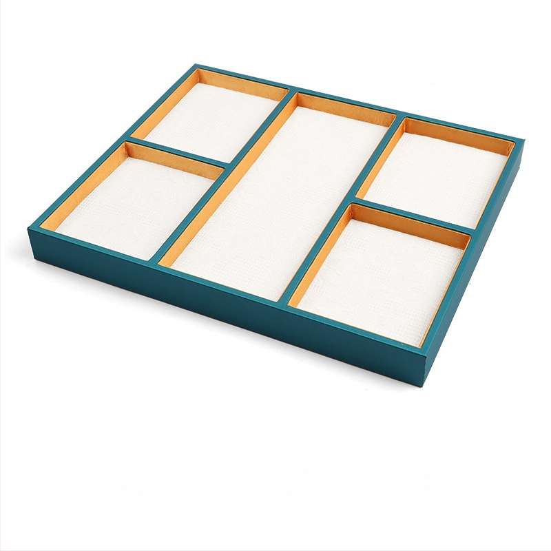 Üheosaline juveelide näitamiplokk PU nahast, PU naha korpuse ja tikitud brokaatkanga, ühe kihiline, kunstiline stiil, õmblustehnika