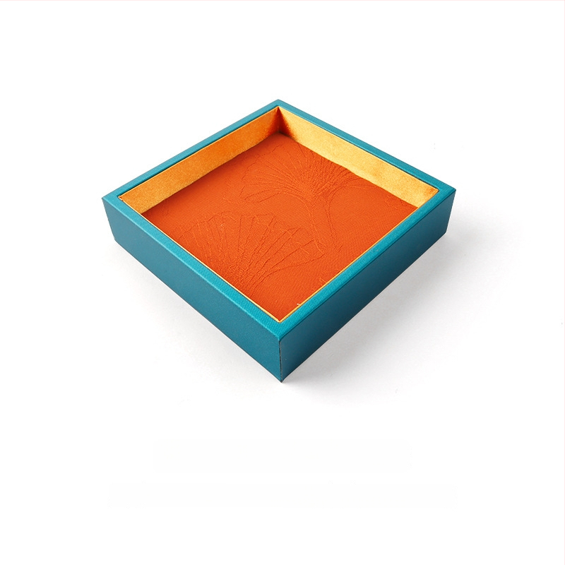 Üheosaline juveelide näitamiplokk PU nahast, PU naha korpuse ja tikitud brokaatkanga, ühe kihiline, kunstiline stiil, õmblustehnika