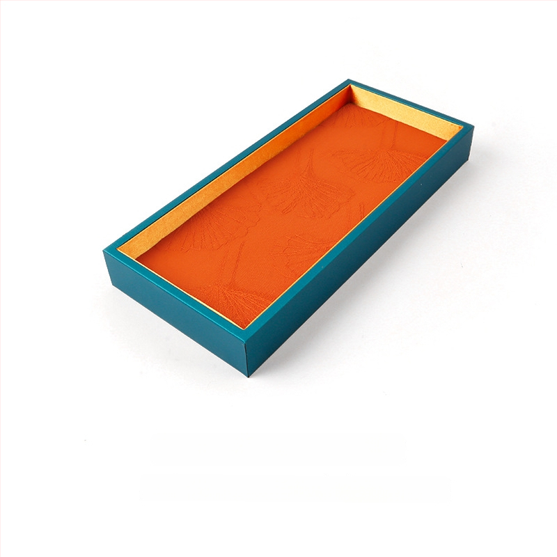 Üheosaline juveelide näitamiplokk PU nahast, PU naha korpuse ja tikitud brokaatkanga, ühe kihiline, kunstiline stiil, õmblustehnika