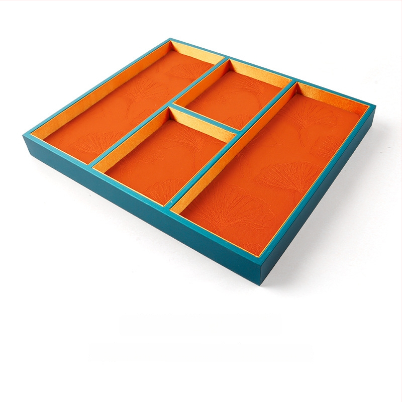 Üheosaline juveelide näitamiplokk PU nahast, PU naha korpuse ja tikitud brokaatkanga, ühe kihiline, kunstiline stiil, õmblustehnika