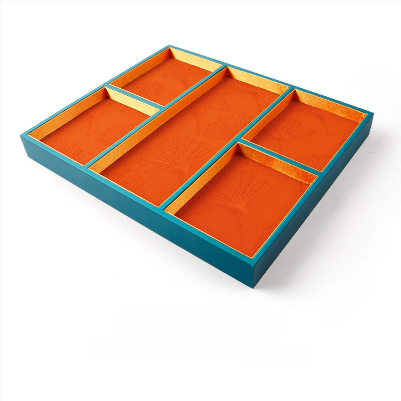 Üheosaline juveelide näitamiplokk PU nahast, PU naha korpuse ja tikitud brokaatkanga, ühe kihiline, kunstiline stiil, õmblustehnika