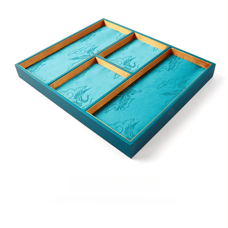 Üheosaline juveelide näitamiplokk PU nahast, PU naha korpuse ja tikitud brokaatkanga, ühe kihiline, kunstiline stiil, õmblustehnika