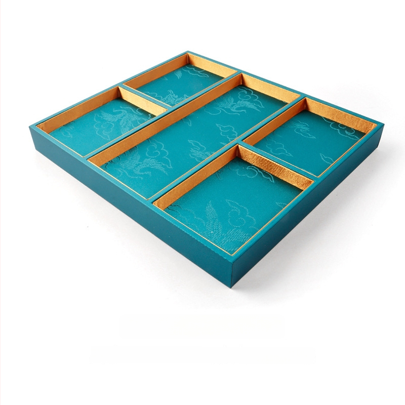 Üheosaline juveelide näitamiplokk PU nahast, PU naha korpuse ja tikitud brokaatkanga, ühe kihiline, kunstiline stiil, õmblustehnika