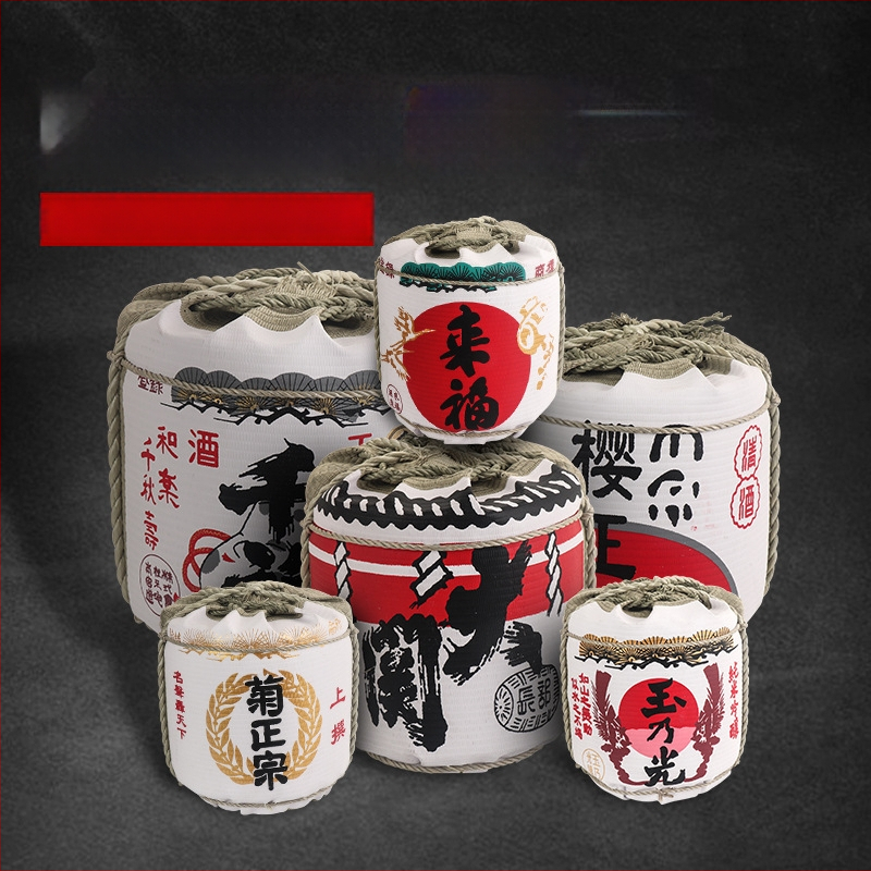 Japonų stiliaus dekoratyvinė vyno butelio rekvizitas sushi restoranams su krizantemų motyvu; medžiaga: šiaudai ir puta