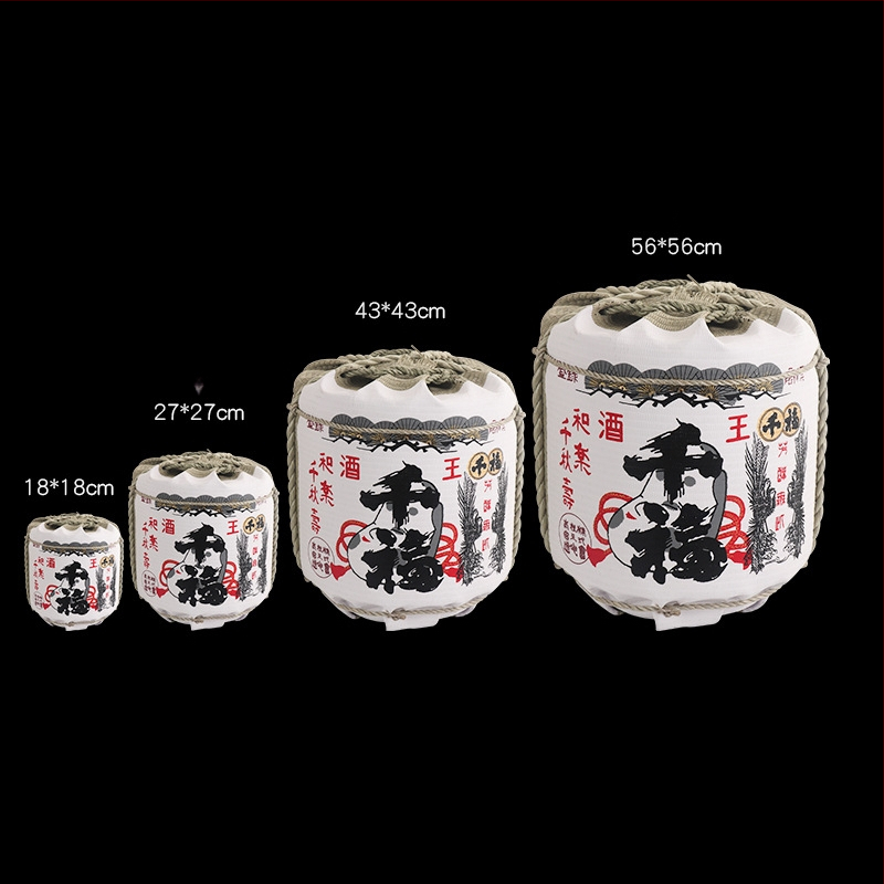 Japonų stiliaus dekoratyvinė vyno butelio rekvizitas sushi restoranams su krizantemų motyvu; medžiaga: šiaudai ir puta