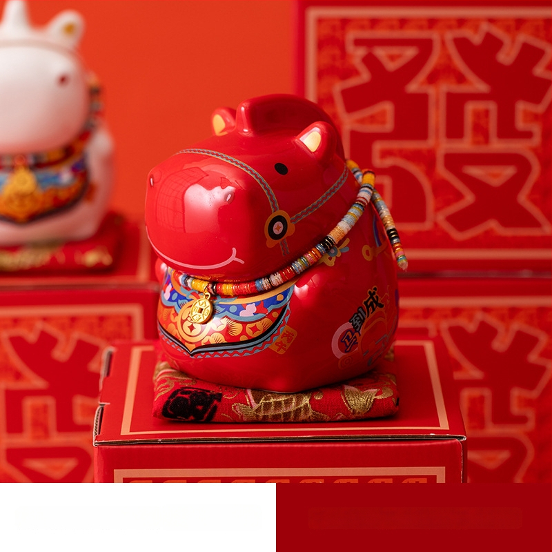 Keraminė arklių metų maskotė su monetų dėže – dekoratyvinė figūrėlė, asmeninė spauda, įmonės dovana dėžutėje