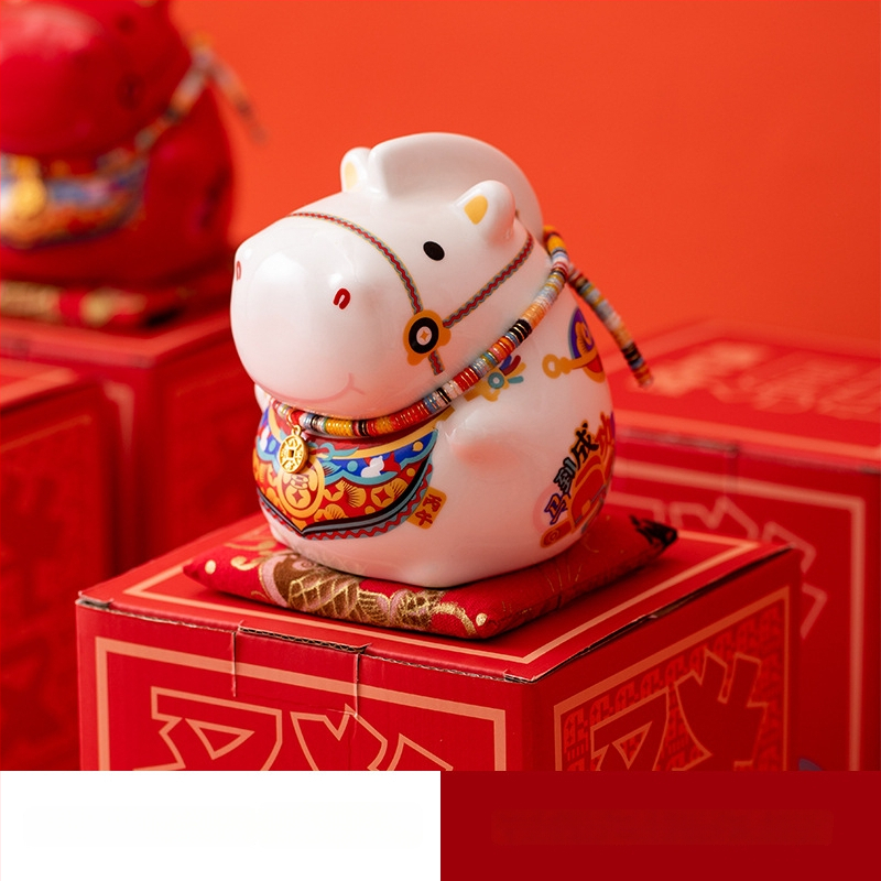 Keraminė arklių metų maskotė su monetų dėže – dekoratyvinė figūrėlė, asmeninė spauda, įmonės dovana dėžutėje