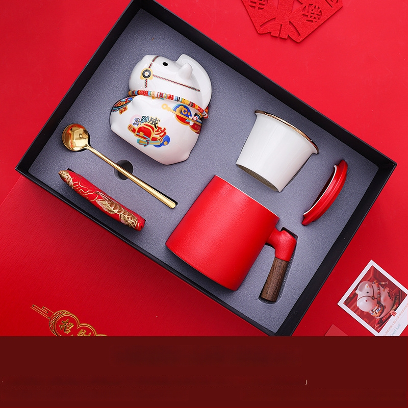 Keraminė arklių metų maskotė su monetų dėže – dekoratyvinė figūrėlė, asmeninė spauda, įmonės dovana dėžutėje