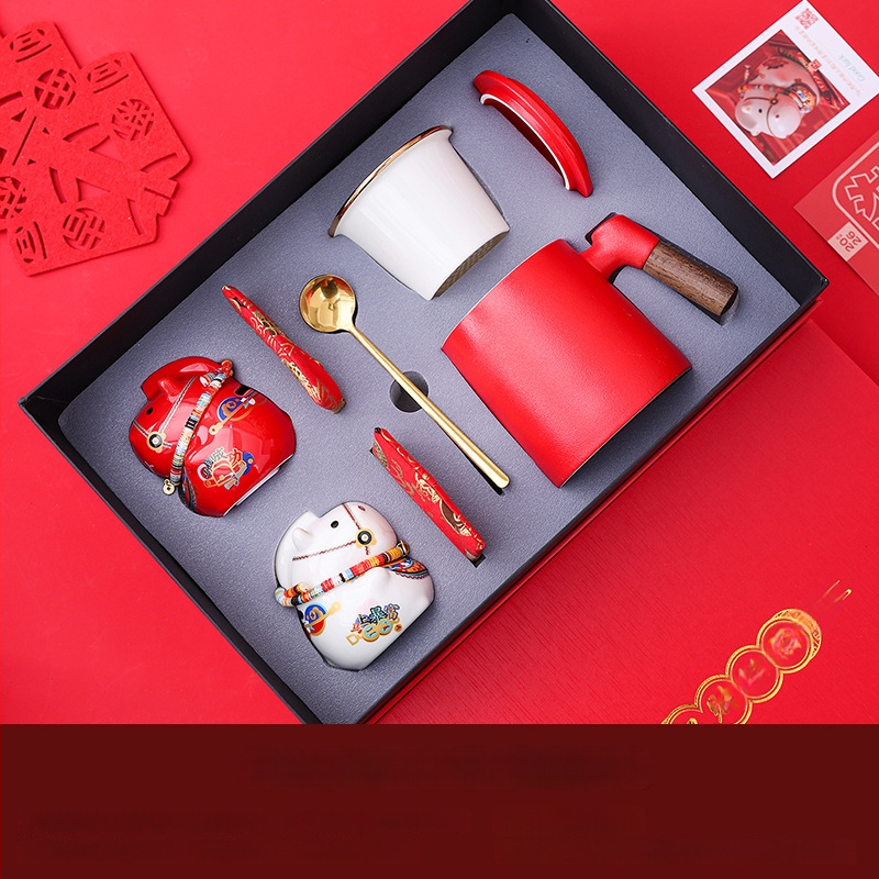 Keraminė arklių metų maskotė su monetų dėže – dekoratyvinė figūrėlė, asmeninė spauda, įmonės dovana dėžutėje