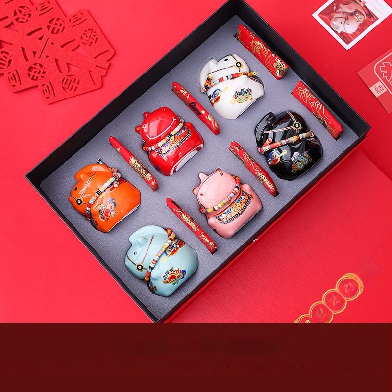 Keraminė arklių metų maskotė su monetų dėže – dekoratyvinė figūrėlė, asmeninė spauda, įmonės dovana dėžutėje