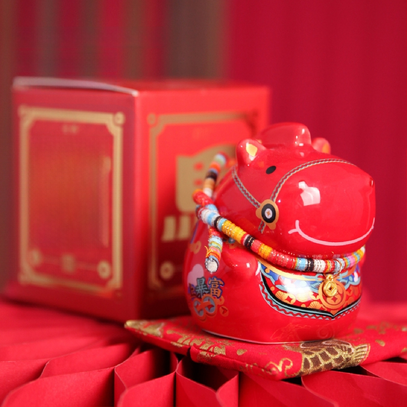 Keraminė arklių metų maskotė su monetų dėže – dekoratyvinė figūrėlė, asmeninė spauda, įmonės dovana dėžutėje