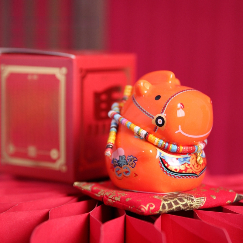 Keraminė arklių metų maskotė su monetų dėže – dekoratyvinė figūrėlė, asmeninė spauda, įmonės dovana dėžutėje