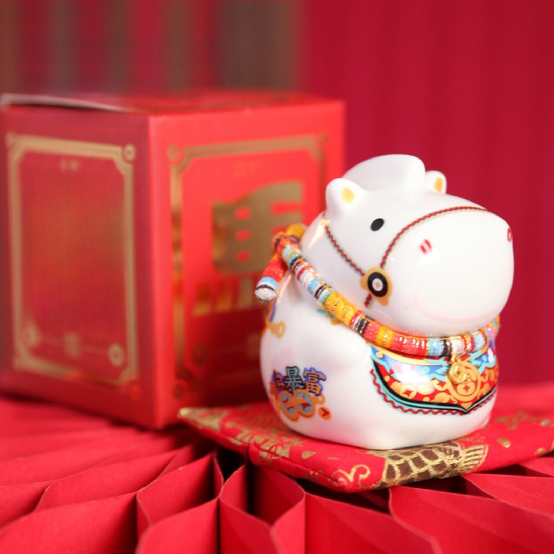 Keraminė arklių metų maskotė su monetų dėže – dekoratyvinė figūrėlė, asmeninė spauda, įmonės dovana dėžutėje