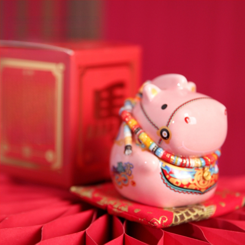 Keraminė arklių metų maskotė su monetų dėže – dekoratyvinė figūrėlė, asmeninė spauda, įmonės dovana dėžutėje