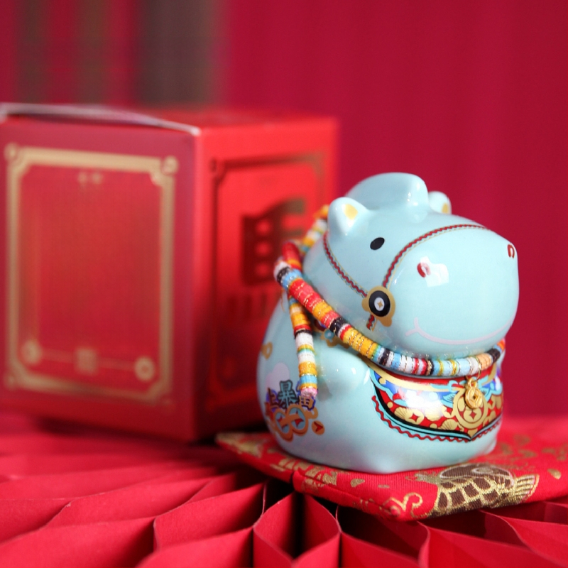 Keraminė arklių metų maskotė su monetų dėže – dekoratyvinė figūrėlė, asmeninė spauda, įmonės dovana dėžutėje