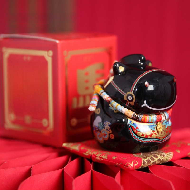 Keraminė arklių metų maskotė su monetų dėže – dekoratyvinė figūrėlė, asmeninė spauda, įmonės dovana dėžutėje