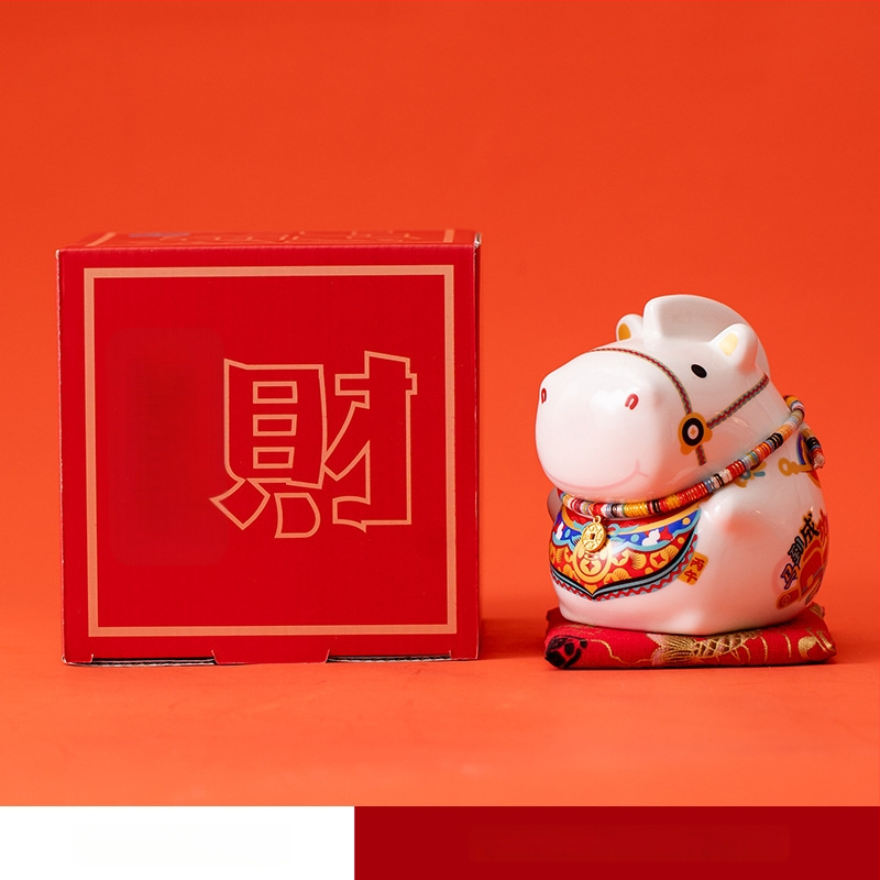 Keraminė arklių metų maskotė su monetų dėže – dekoratyvinė figūrėlė, asmeninė spauda, įmonės dovana dėžutėje