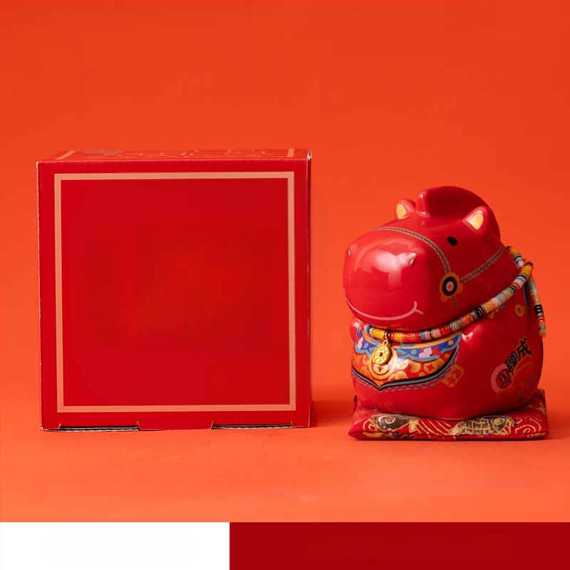 Keraminė arklių metų maskotė su monetų dėže – dekoratyvinė figūrėlė, asmeninė spauda, įmonės dovana dėžutėje