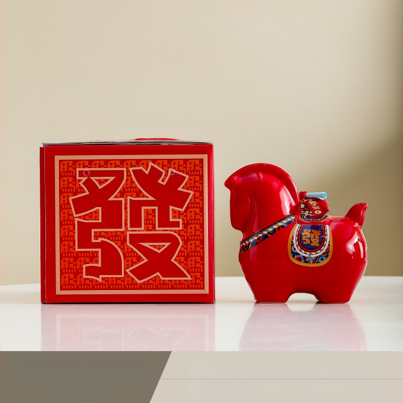 Keraminė arklių metų maskotė su monetų dėže – dekoratyvinė figūrėlė, asmeninė spauda, įmonės dovana dėžutėje