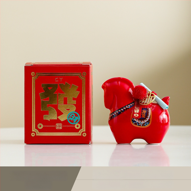 Keraminė arklių metų maskotė su monetų dėže – dekoratyvinė figūrėlė, asmeninė spauda, įmonės dovana dėžutėje