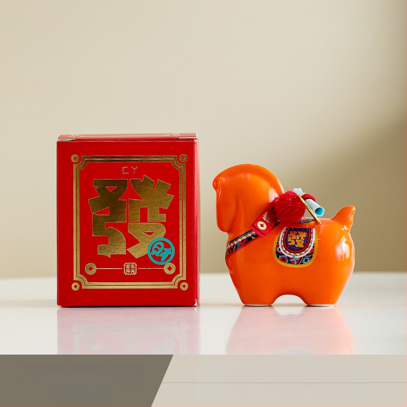 Keraminė arklių metų maskotė su monetų dėže – dekoratyvinė figūrėlė, asmeninė spauda, įmonės dovana dėžutėje