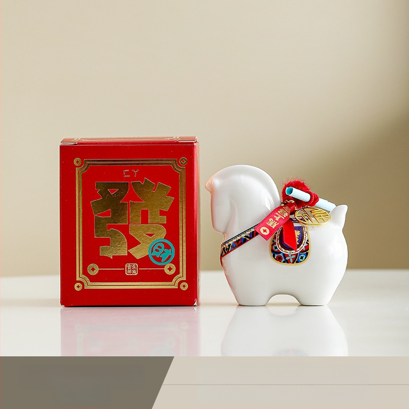 Keraminė arklių metų maskotė su monetų dėže – dekoratyvinė figūrėlė, asmeninė spauda, įmonės dovana dėžutėje