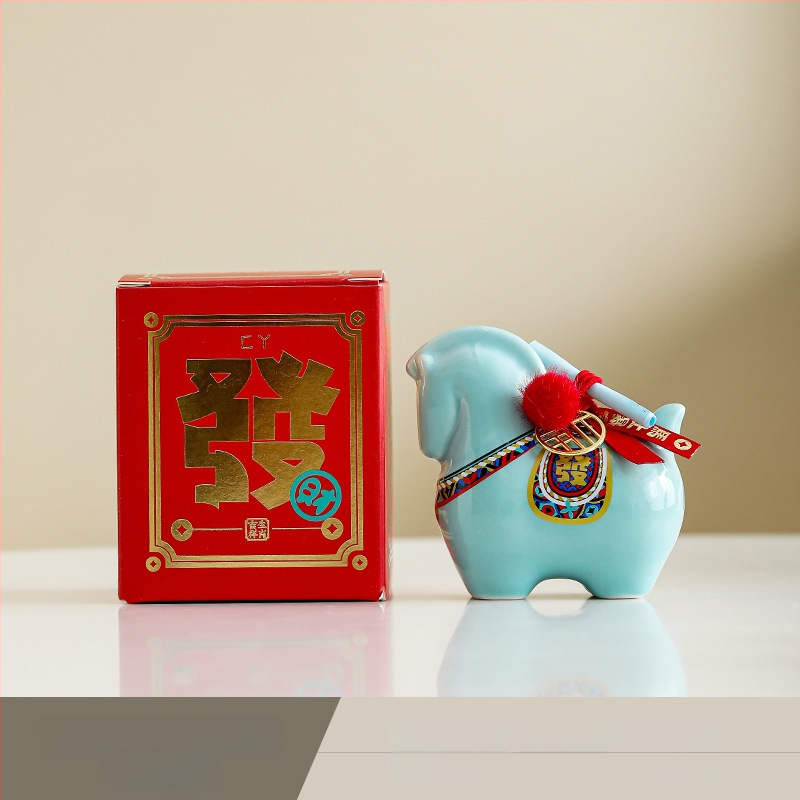 Keraminė arklių metų maskotė su monetų dėže – dekoratyvinė figūrėlė, asmeninė spauda, įmonės dovana dėžutėje