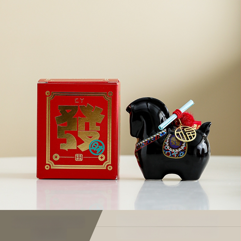 Keraminė arklių metų maskotė su monetų dėže – dekoratyvinė figūrėlė, asmeninė spauda, įmonės dovana dėžutėje