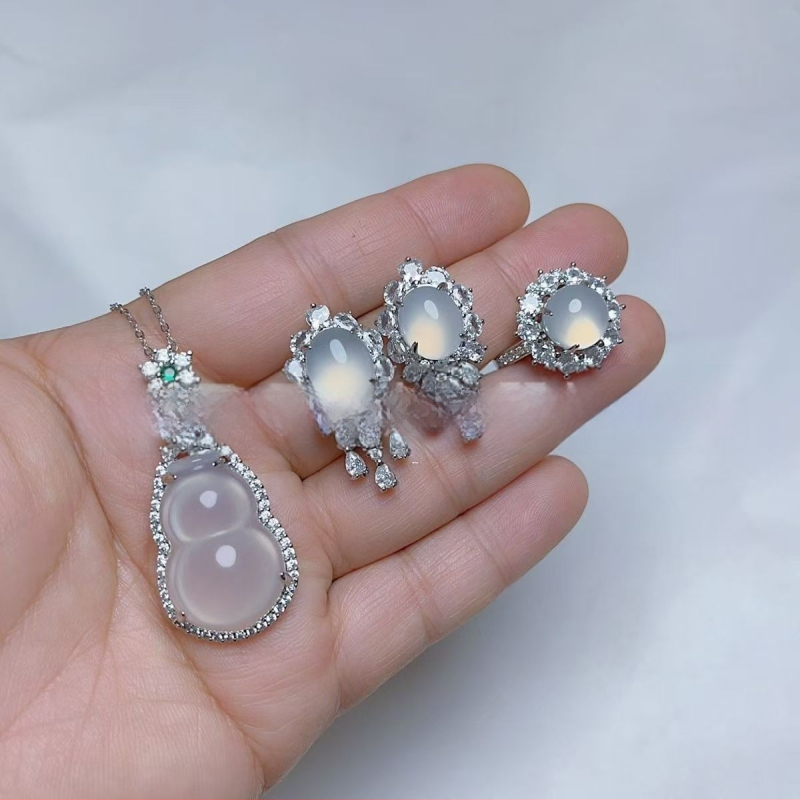 Sudraba pārklājuma chalcedona rotaslietu komplekts: dabīgais chalcedons kulons, auskari un rokassprādze; materiāls: chalcedons, apdare: pulēšana, avots: dabisks, stils: moderns minimālais