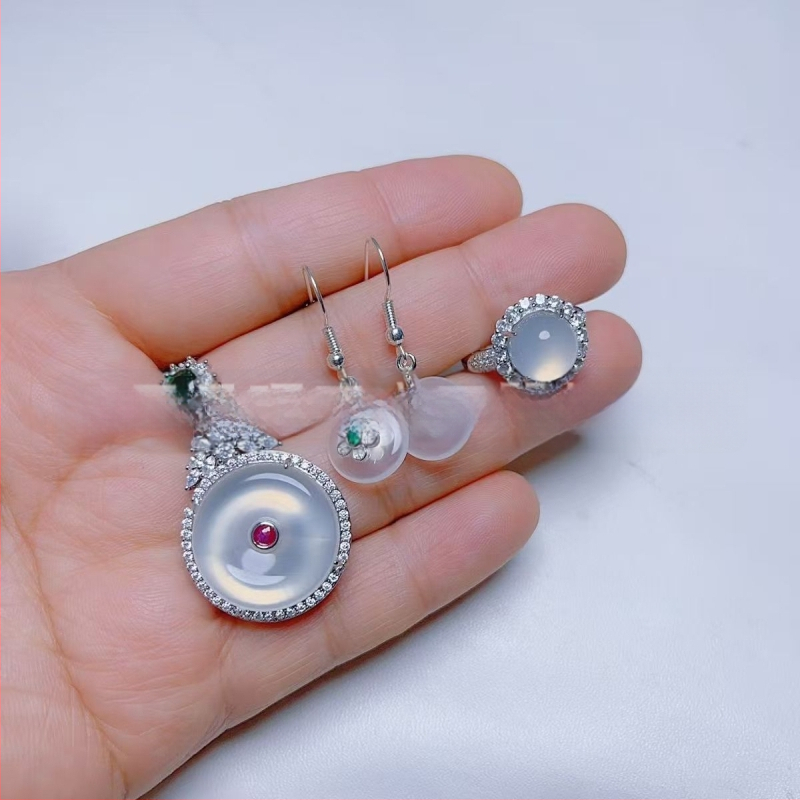 Sudraba pārklājuma chalcedona rotaslietu komplekts: dabīgais chalcedons kulons, auskari un rokassprādze; materiāls: chalcedons, apdare: pulēšana, avots: dabisks, stils: moderns minimālais