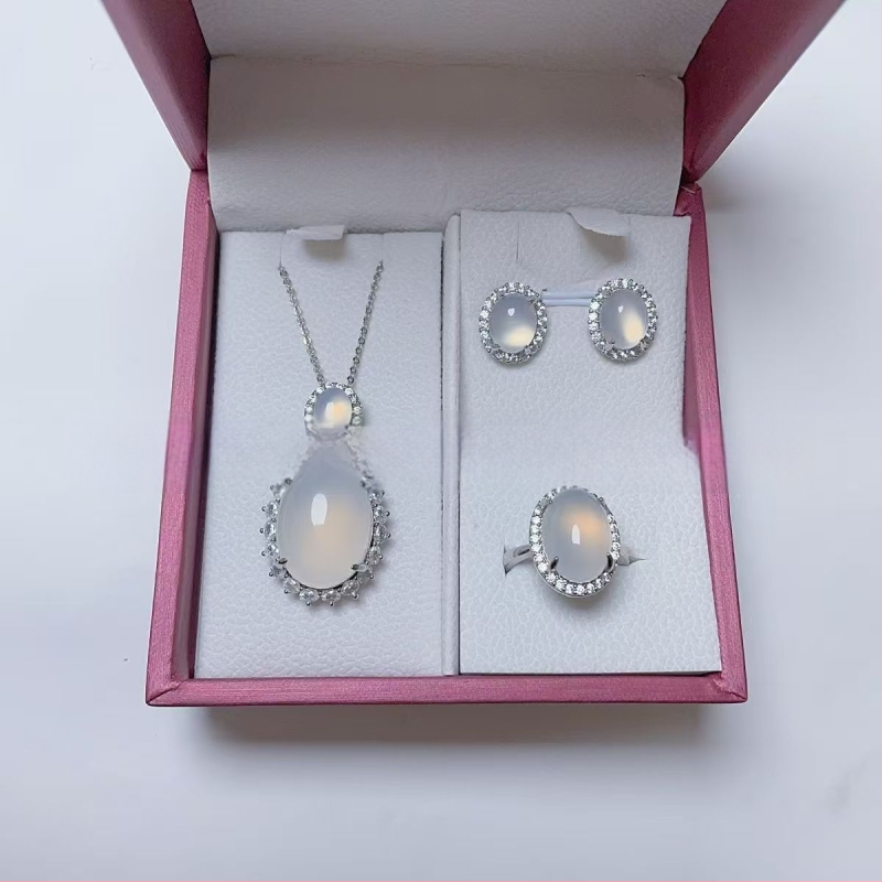 Sudraba pārklājuma chalcedona rotaslietu komplekts: dabīgais chalcedons kulons, auskari un rokassprādze; materiāls: chalcedons, apdare: pulēšana, avots: dabisks, stils: moderns minimālais