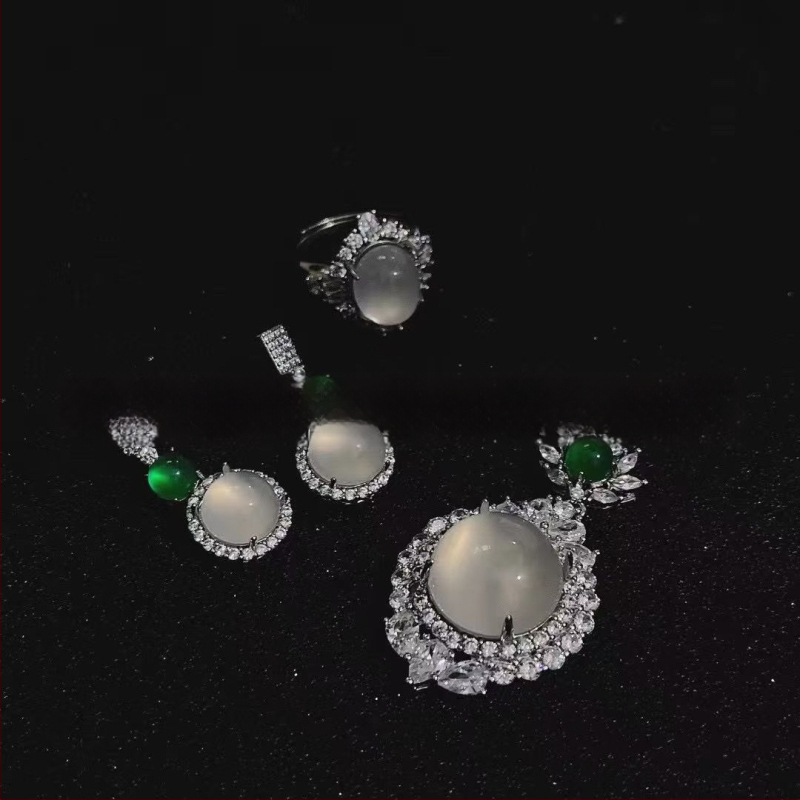 Sudraba pārklājuma chalcedona rotaslietu komplekts: dabīgais chalcedons kulons, auskari un rokassprādze; materiāls: chalcedons, apdare: pulēšana, avots: dabisks, stils: moderns minimālais