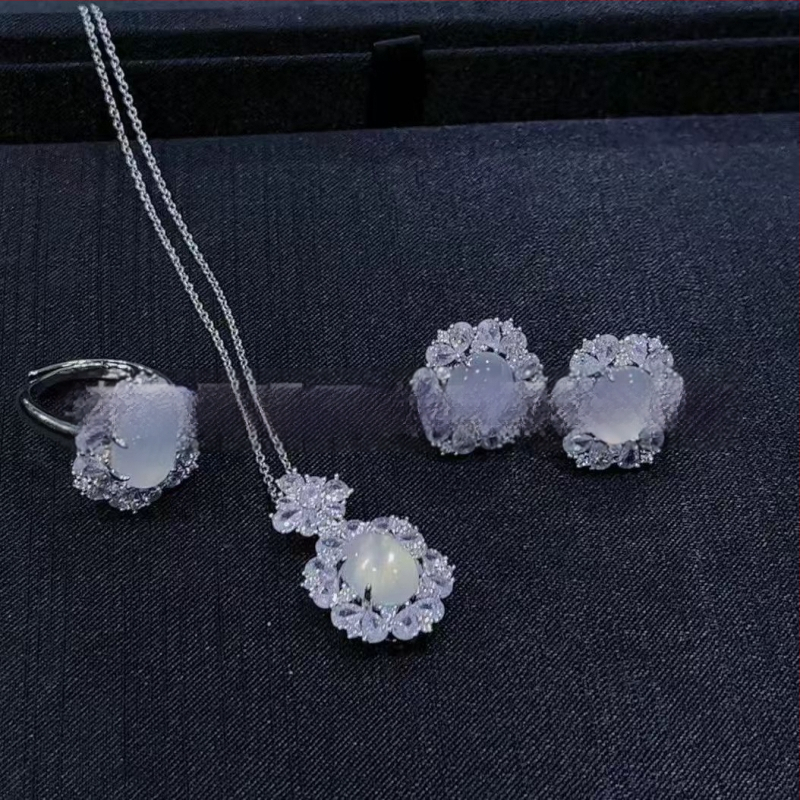 Sudraba pārklājuma chalcedona rotaslietu komplekts: dabīgais chalcedons kulons, auskari un rokassprādze; materiāls: chalcedons, apdare: pulēšana, avots: dabisks, stils: moderns minimālais