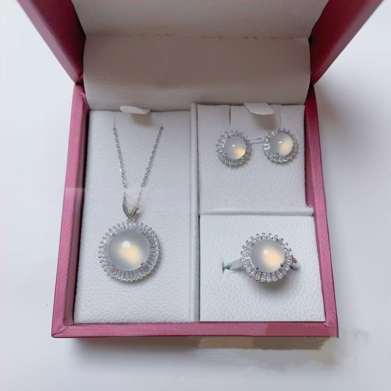 Sudraba pārklājuma chalcedona rotaslietu komplekts: dabīgais chalcedons kulons, auskari un rokassprādze; materiāls: chalcedons, apdare: pulēšana, avots: dabisks, stils: moderns minimālais