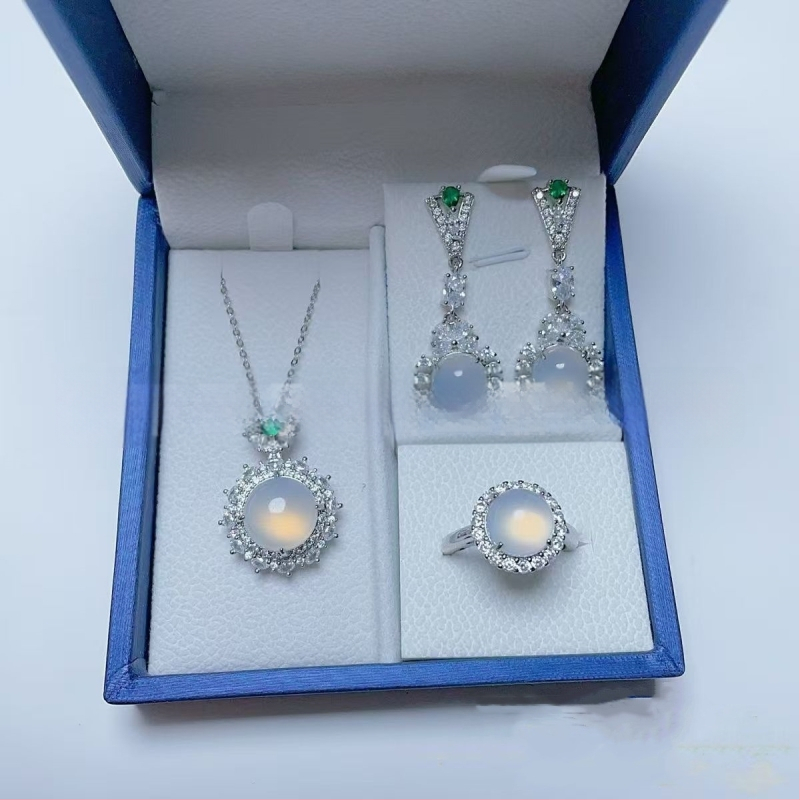 Sudraba pārklājuma chalcedona rotaslietu komplekts: dabīgais chalcedons kulons, auskari un rokassprādze; materiāls: chalcedons, apdare: pulēšana, avots: dabisks, stils: moderns minimālais