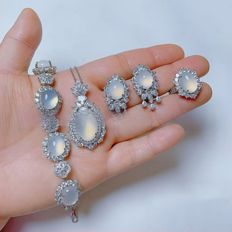 Sudraba pārklājuma chalcedona rotaslietu komplekts: dabīgais chalcedons kulons, auskari un rokassprādze; materiāls: chalcedons, apdare: pulēšana, avots: dabisks, stils: moderns minimālais