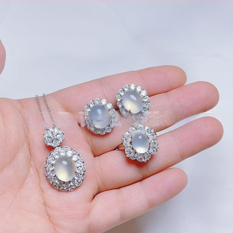 Sudraba pārklājuma chalcedona rotaslietu komplekts: dabīgais chalcedons kulons, auskari un rokassprādze; materiāls: chalcedons, apdare: pulēšana, avots: dabisks, stils: moderns minimālais