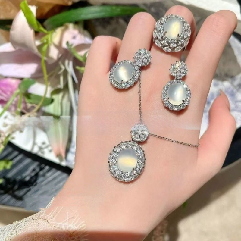 Sudraba pārklājuma chalcedona rotaslietu komplekts: dabīgais chalcedons kulons, auskari un rokassprādze; materiāls: chalcedons, apdare: pulēšana, avots: dabisks, stils: moderns minimālais