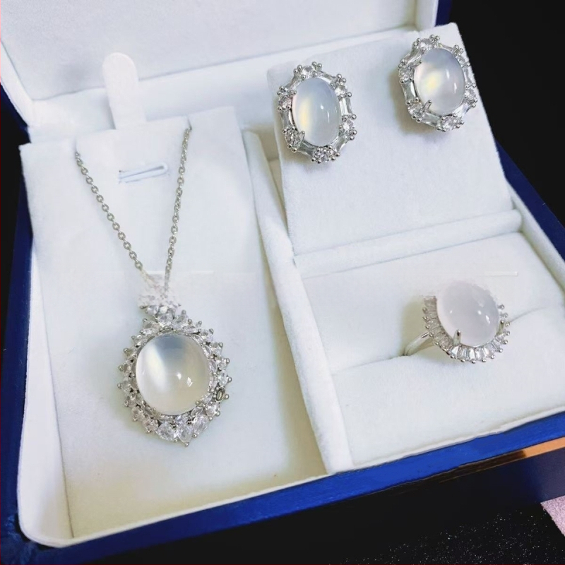 Sudraba pārklājuma chalcedona rotaslietu komplekts: dabīgais chalcedons kulons, auskari un rokassprādze; materiāls: chalcedons, apdare: pulēšana, avots: dabisks, stils: moderns minimālais